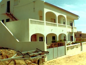 Casa concluída com muro exterior em Quarteira, 1989.