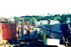 Levantamento das paredes da casa original em Quarteira, 1987. Começa a História da Bambus House.