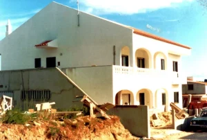 Fase final da construção da casa de férias da família em Quarteira, 1988.