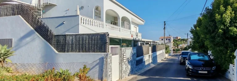 Vivenda com estacionamento fácil e gratuito na rua para férias tranquilas em Quarteira na Bambus House Holidays Rental.