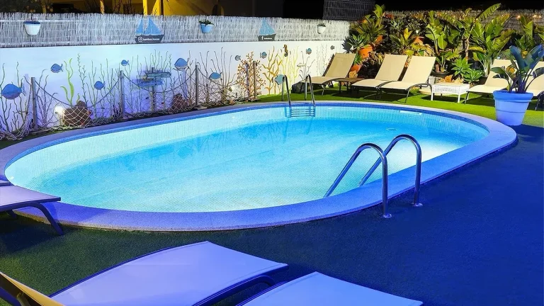 Piscina de água salgada com exposição solar para descanso no apartamento com piscina em Quarteira