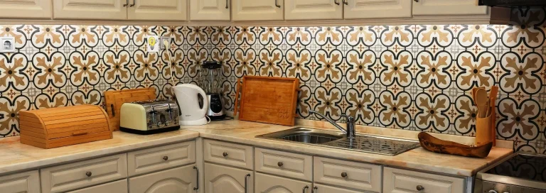 Cozinha moderna e totalmente equipada em Quarteira com eletrodomésticos para preparar refeições em férias no Algarve.