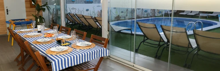 Alojamento em Quarteira com piscina de água salgada para férias prolongadas no Algarve.