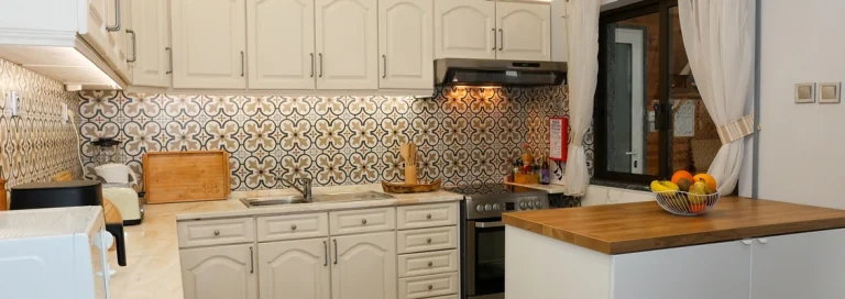 Cozinha moderna equipada na Bambus House, a alternativa ideal a um hotel no Algarve.