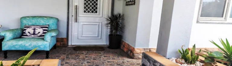 Entrada térrea e acessível na Bambus House Holidays Rental em Quarteira garantindo conforto para mobilidade reduzida.