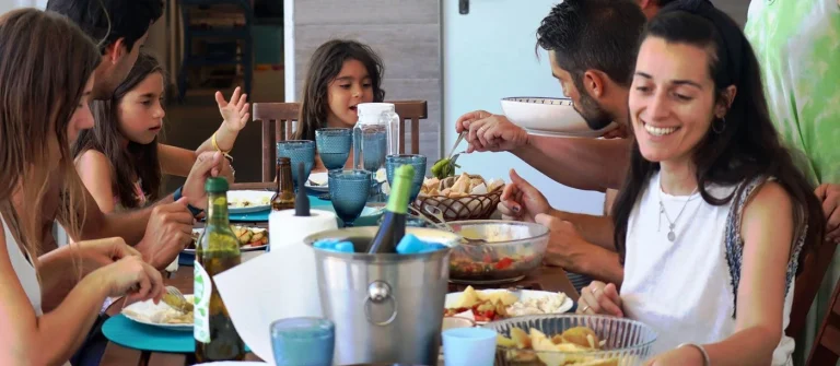 Família reunida na Bambus House - o alojamento em Quarteira perto do Aquashow Park.